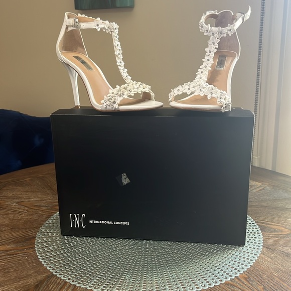 Selling white Summer Sandals with-little  diamonds . - Picture 6 of 6